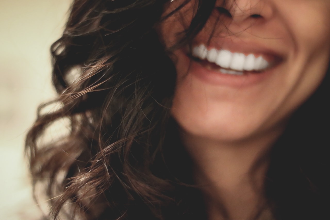 Sorriso com dentes brancos e saudáveis após tratamento de clareamento