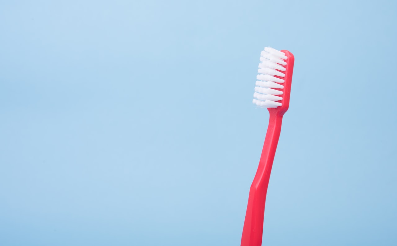 Escova de dentes em fundo azul claro